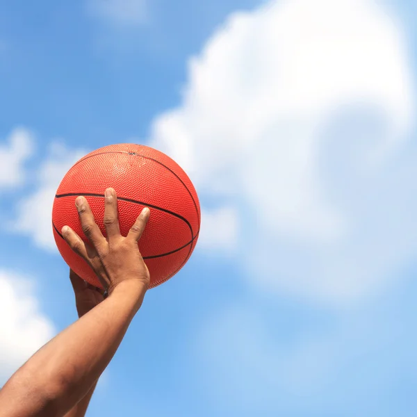 Basket i händerna — Stockfoto