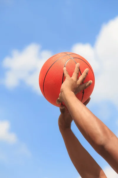 Баскетбол в руках — стоковое фото