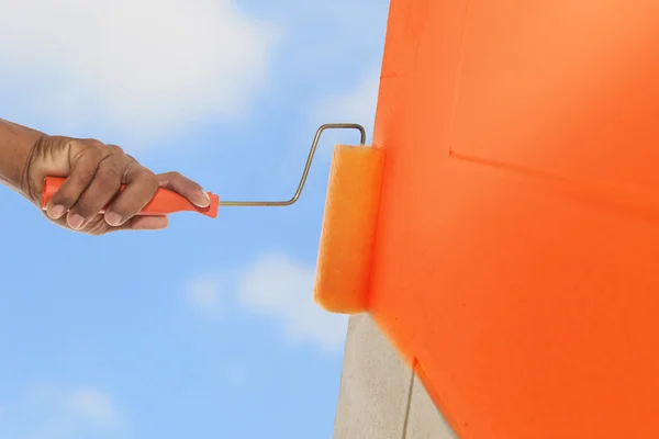 Pared de pintura de color naranja con rodillo —  Fotos de Stock