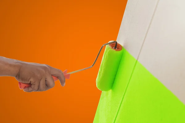 Parete di pittura a colori verde con rullo — Foto Stock