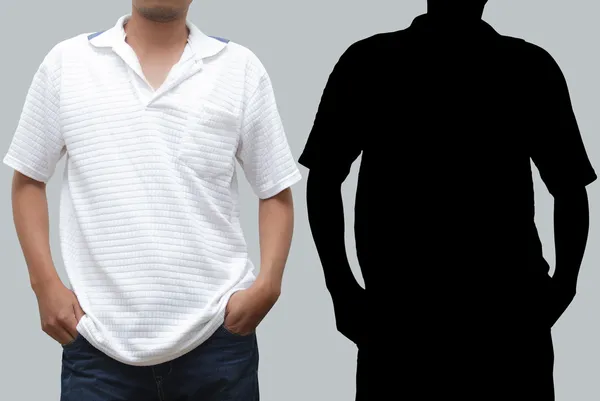 Мужчина, позирующий в джинсах и рубашке для поло — стоковое фото