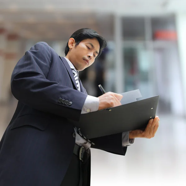 Businessman signing a document — Stock Photo, Image