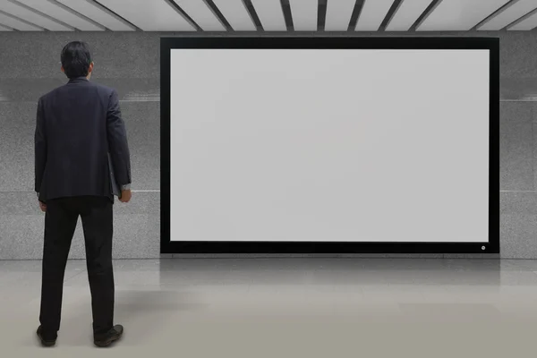 Biznesmen patrząc na pusty ekran tv — Zdjęcie stockowe