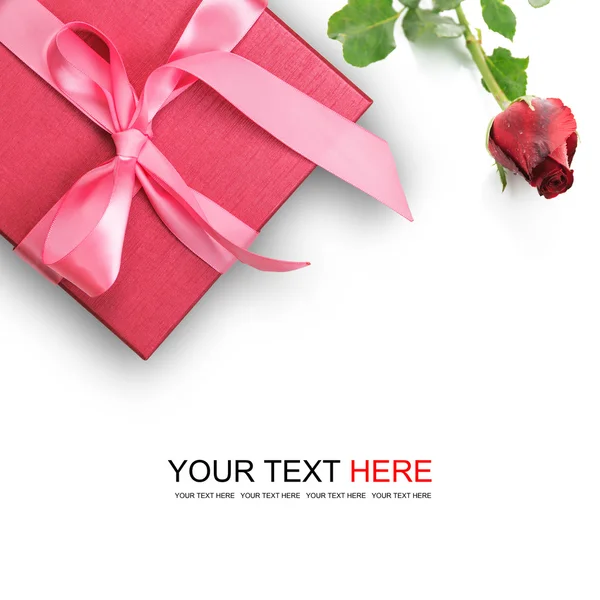 Caja de regalo roja con rosa roja —  Fotos de Stock
