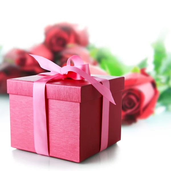 Coffret cadeau rouge avec rose rouge — Photo