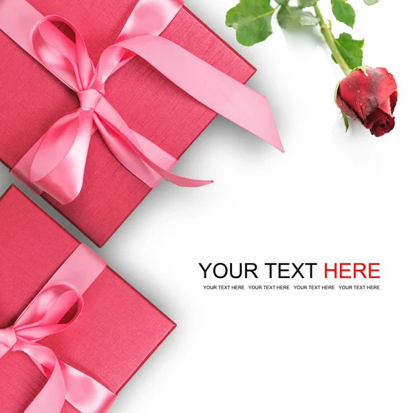 Rote Geschenkschachtel mit roter Rose — Stockfoto
