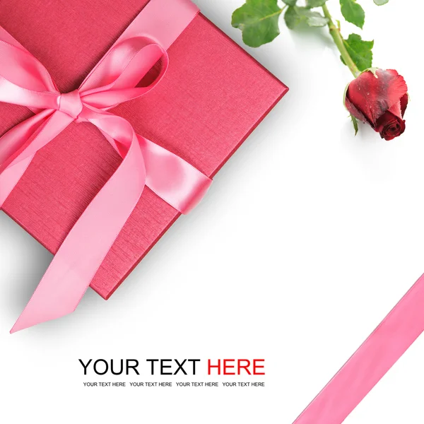 Caixa de presente vermelho com rosa vermelha — Fotografia de Stock