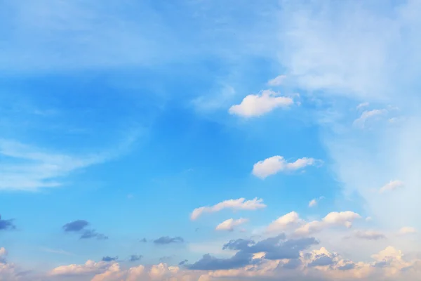 Witte wolken op blauwe lucht — Stockfoto