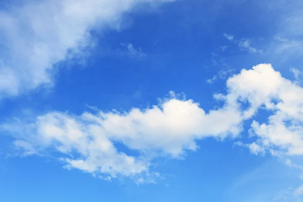 Nuages blancs sur ciel bleu — Photo