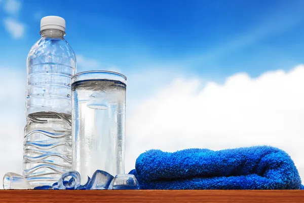 水とボトルのガラス — Stockfoto