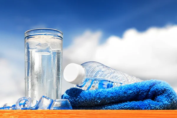 Склянка води і пляшки — стокове фото
