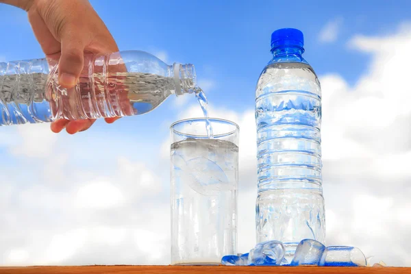 水とボトルのガラス — Stockfoto