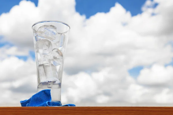 Glas med isbitar — Stockfoto