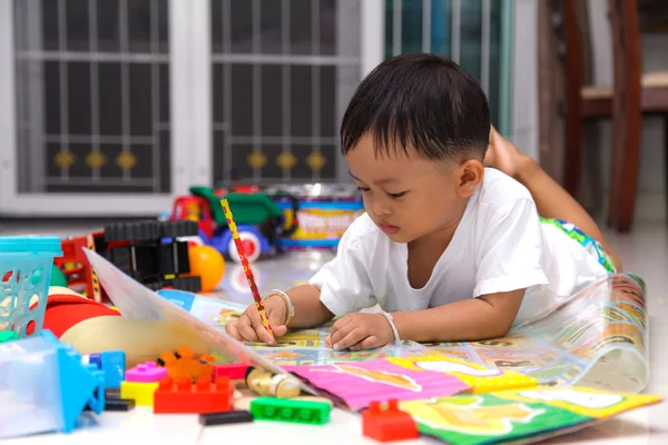 幸せの小さな男の子の描画と読書 — ストック写真