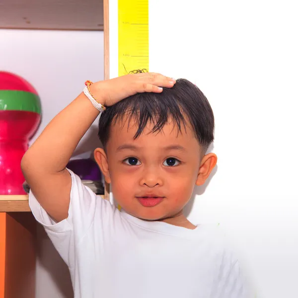 küçük çocuk onun yükseklik ölçme