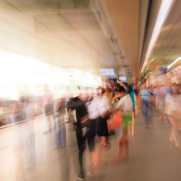 Miasto ludzi chodzących w stacji skytrain w ruchu rozmycie — Zdjęcie stockowe