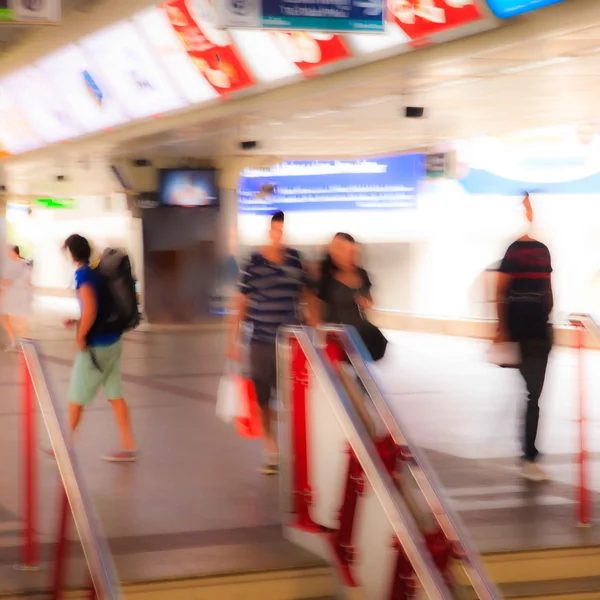 Stadsmensen lopen in skytrain-station in beweging vervagen — Stockfoto