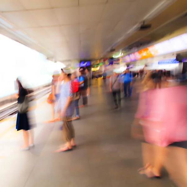 Stadtmenschen, die in Skytrain Station in Bewegung verschwimmen — Stockfoto