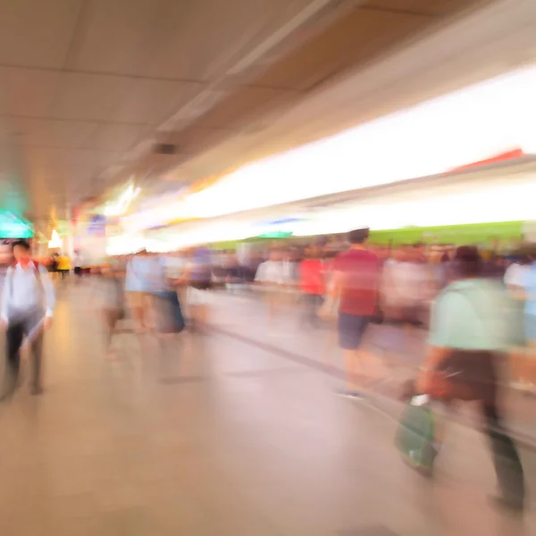 Πόλη τους ανθρώπους που περπατούν σε σταθμό skytrain σε κίνηση θάμπωμα — Φωτογραφία Αρχείου