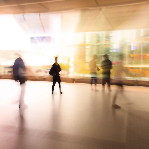Cittadini a piedi nella stazione Skytrain in movimento sfocatura — Foto Stock