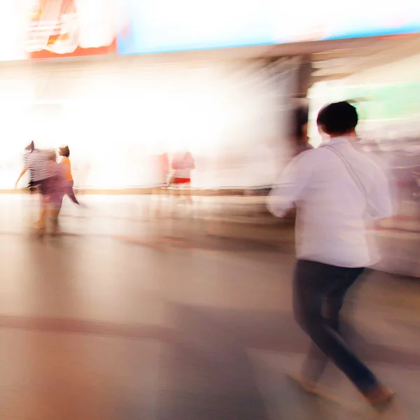 Stadens människor gå i skytrain-stationen i rörelse oskärpa — Stockfoto