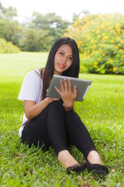 Tablet bilgisayar kullanan Asyalı kadın