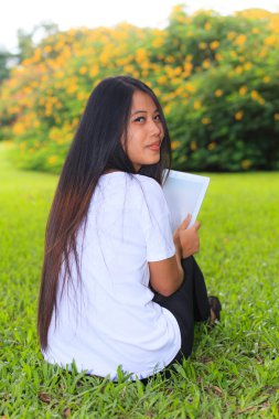 Tablet bilgisayar kullanan Asyalı kadın