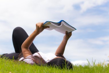 Kitap okuyan bir kadın.