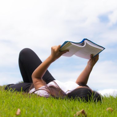 Kitap okuyan bir kadın.
