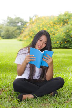 Kitap okuyan bir kadın.