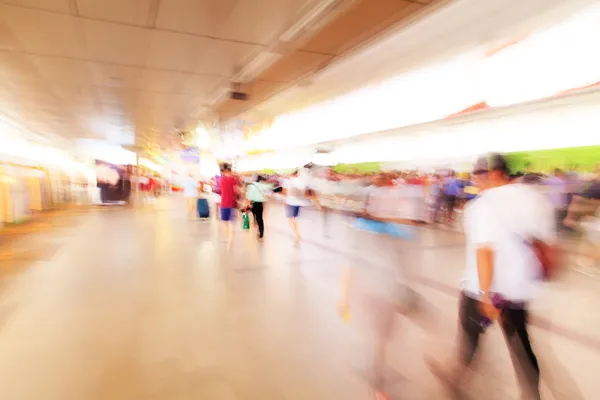 Stadens människor gå i himlen tågstation — Stockfoto