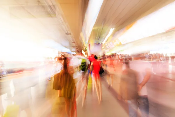 Stadsmensen lopen in sky train station — Stockfoto