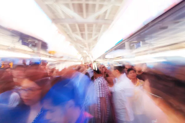 Ciudad gente caminando en cielo estación de tren — Foto de Stock