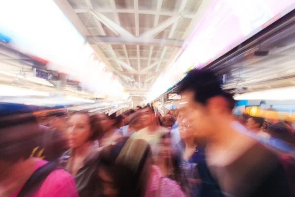 Şehir insanlar gökyüzünde tren istasyonu — Stok fotoğraf