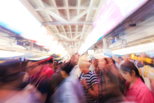 Şehir insanlar gökyüzünde tren istasyonu — Stok fotoğraf