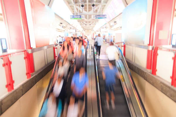 Gente di città che cammina in stazione ferroviaria cielo — Foto Stock