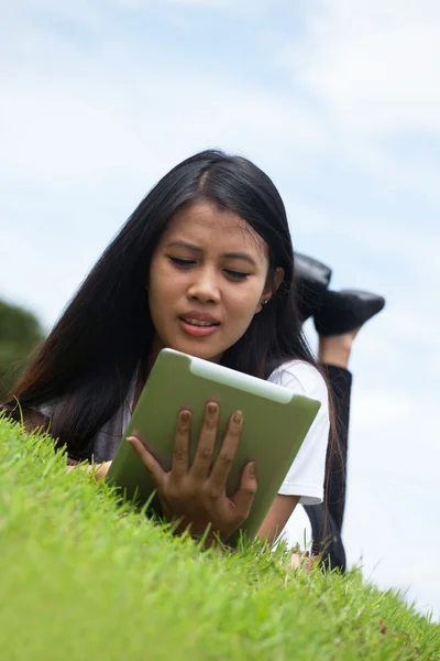 Asiatin mit Tablet-Computer — Stockfoto