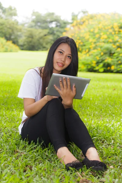 Aziatische vrouw met behulp van tablet computer — Stockfoto