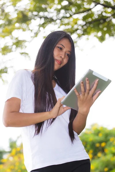 Ασιάτισσα γυναίκα που χρησιμοποιεί υπολογιστή tablet — Φωτογραφία Αρχείου