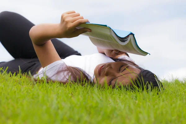 Vrouw en boek — Stockfoto