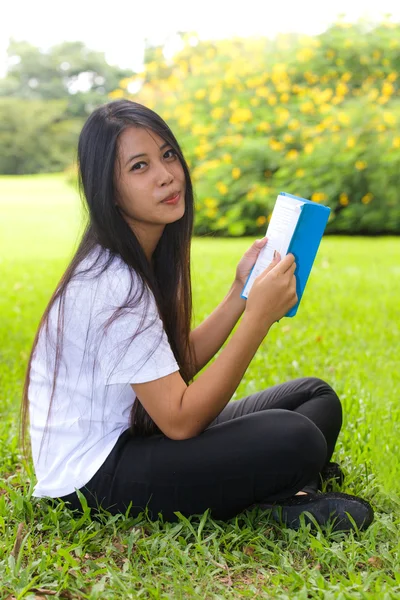 Kvinna läser en bok — Stockfoto