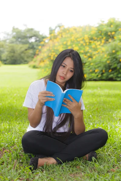 Kvinna läser en bok — Stockfoto