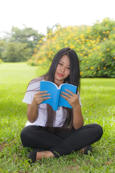 Een vrouw die een boek leest — Stockfoto