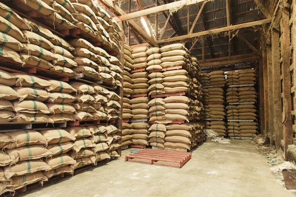 Zásobníku jutové pytle rýže — Stock fotografie