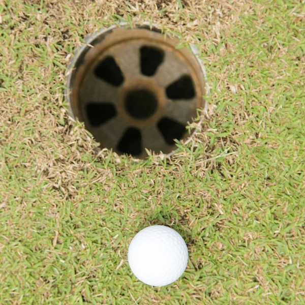 Yeşil üzerine golf topu — Stok fotoğraf