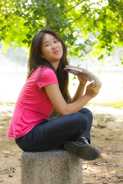 Aziatische schoolmeisje — Stockfoto