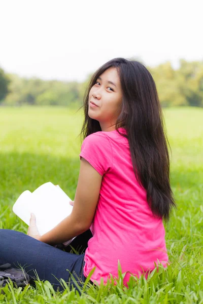 Asiatische Schulmädchen — Stockfoto