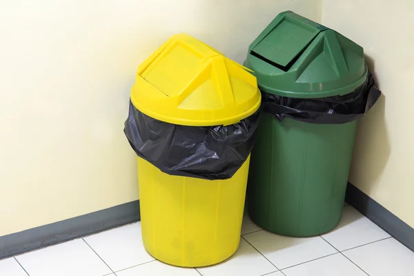 大規模な緑と黄色のゴミ箱 — ストック写真