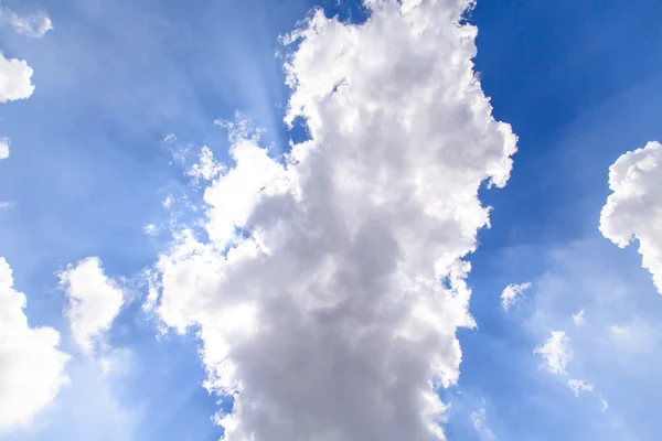 Bulutlar gelen ışık — Stok fotoğraf