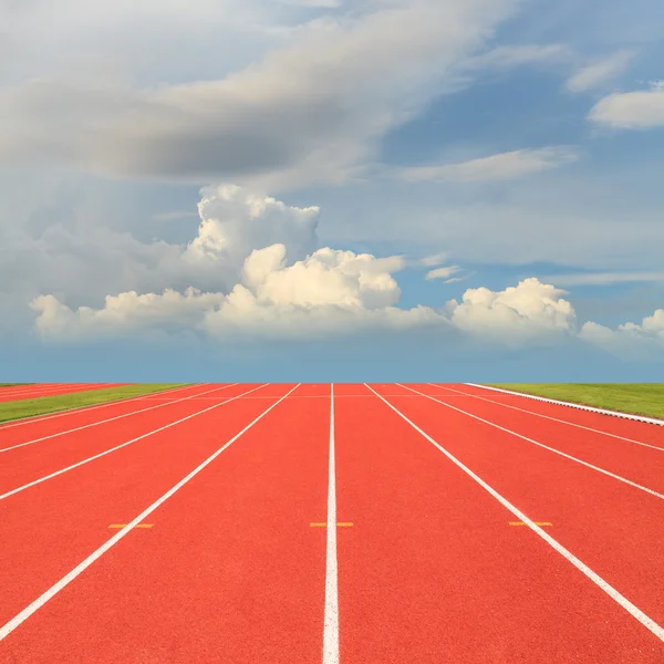 Trilha de corrida com céu azul — Fotografia de Stock